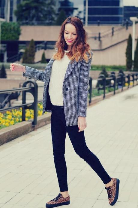 TENDENCIA: ABRIGO TWEED + SUPERGA TENDENCIA: ABRIGO TWEED + SUPERGA