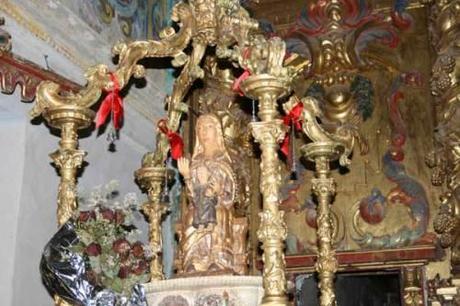 Imagen de la Virgen de las Fuentes sobre sus andas.