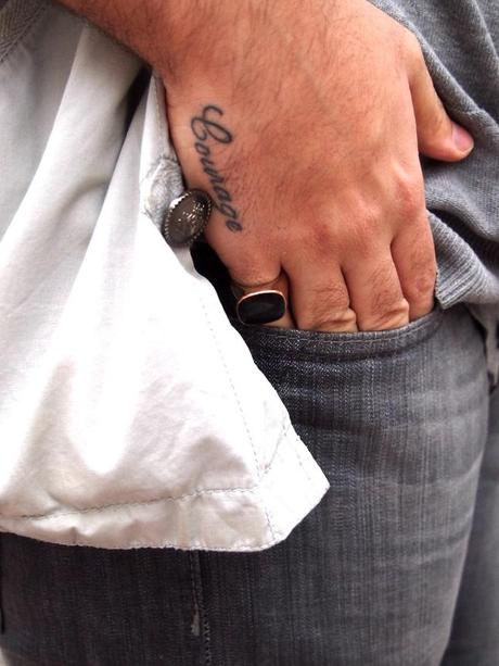 Un niño con zapatos nuevos