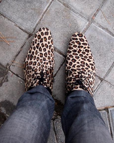 Un niño con zapatos nuevos