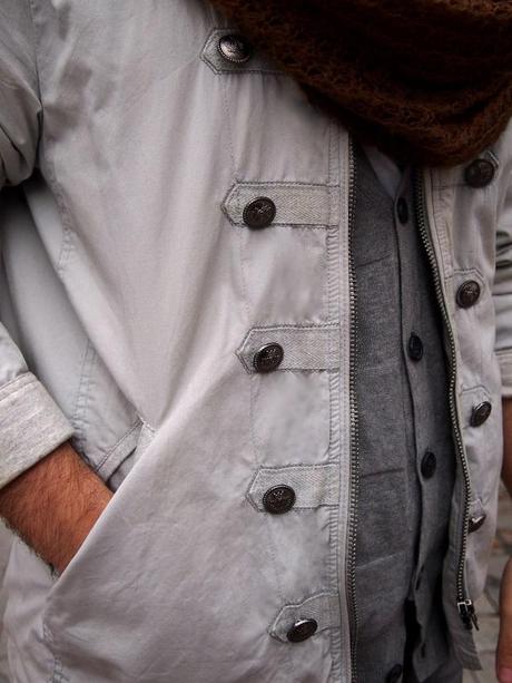 Un niño con zapatos nuevos