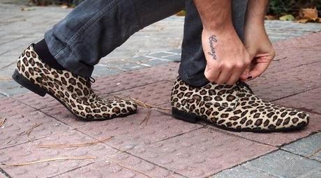 Un niño con zapatos nuevos