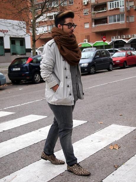 Un niño con zapatos nuevos