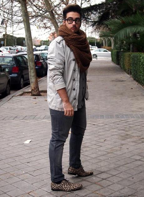 Un niño con zapatos nuevos