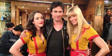 Ian Somerhalder con las presentadoras de los PCA: Dos chicas sin blanca