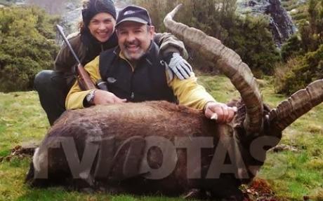 Polémicas fotos de caza de la cantante Lucero junto a su pareja