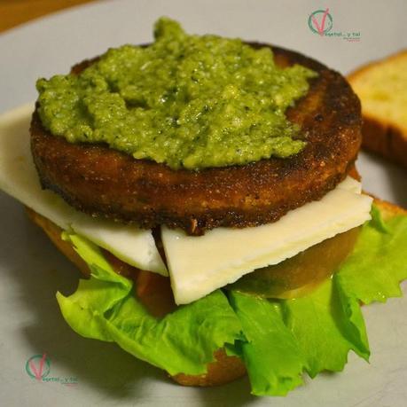 Hamburguesa con pesto de brócoli.