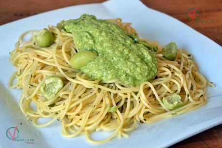 Espagueti con salsa pesto de brócoli.