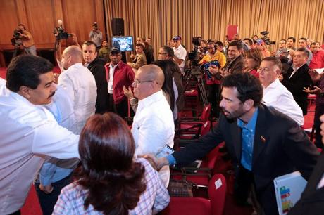 Saludo de Capriles y Maduro