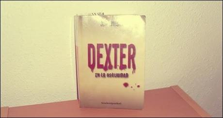 Dexter en la oscuridad