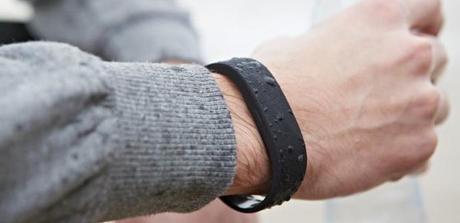 Sony sorprende con una pulsera inteligente, la SmartBand