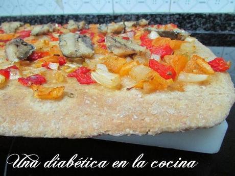 Focaccia integral de verduras y sardinillas, con el conteo de sus distintas raciones