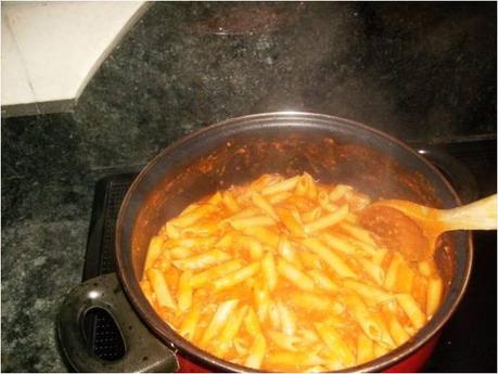 MACARRONES  COCIDOS  EN  TOMATE CON CHORIZO