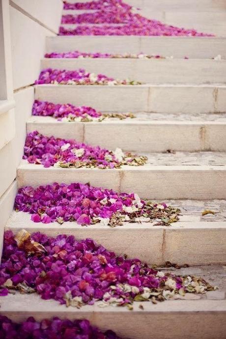 Escalera decorada con flores en el piso para Boda Orquídea Radiante