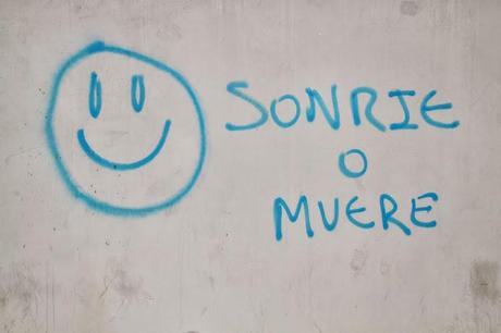 SONRÍE O MUERE