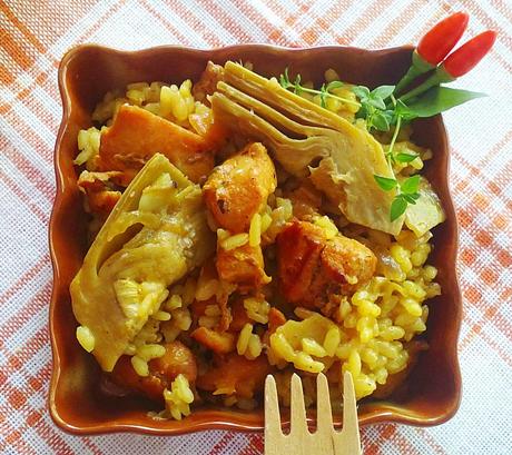 Pinchitos de pollo con arroz y alcachofas