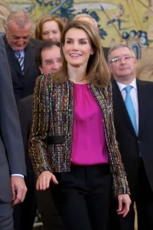 Letizia repite chaqueta, pero no falda, de un traje de Uterqüe