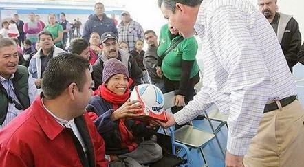 Político sin cerebro regala un balón a niño sin piernas