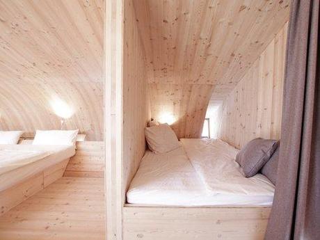 ufogel tiny house for rent austria 6.jpeg.492x0 q85 crop smart La casita de madera a la que le gustaría ser una nave espacial 