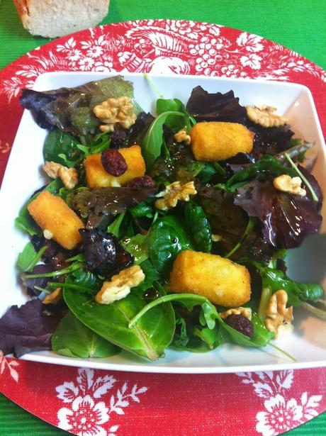 Ensalada Verde Variada Con Brie Frito, Nueces Y Arándanos