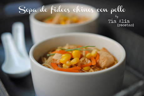 Sopa de fideos chinos con pollo