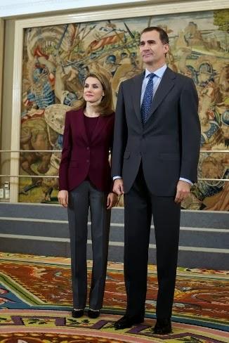 Letizia, de burdeos y gris, con los Donantes de Sangre