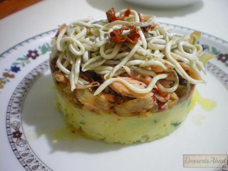 Pastel de salmón marinado con gulas al ajillo