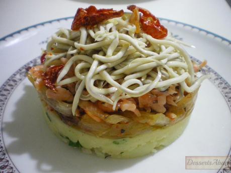 Pastel de salmón marinado con gulas al ajillo