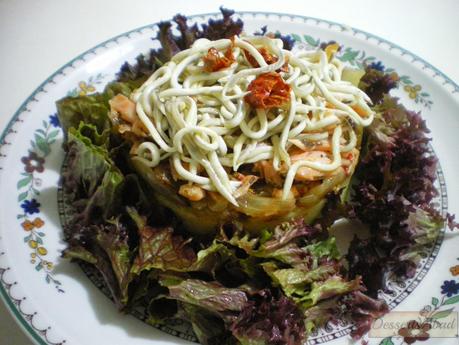 Pastel de salmón marinado con gulas al ajillo