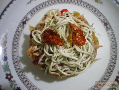Pastel de salmón marinado con gulas al ajillo