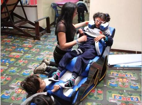 Diseñadora crea kit de control postural y de ejercicios para niños con parálisis cerebral