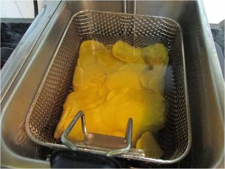 HUEVOS RELLENOS CON FRITADA DE PATATAS. PIMENTOS Y CEBOLLA