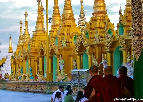 monjes en Shwedigon Pagoda