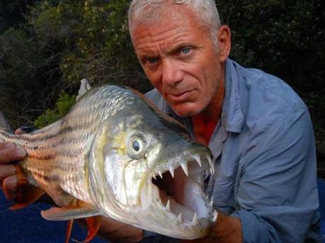 Jeremy Wade con un pez tigre