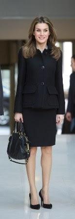 Letizia, de negro, pashmina multicolor y bolso Coach,  con FEDER