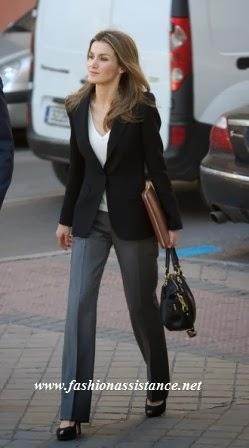 Letizia, de negro, pashmina multicolor y bolso Coach,  con FEDER