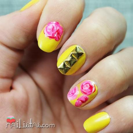 Uñas decoradas en amarillo con flores nail art