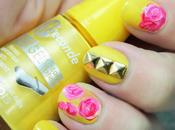 Uñas decoradas flores tachuelas amarillo