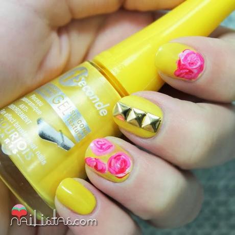 Uñas decoradas en amarillo con flores nail art