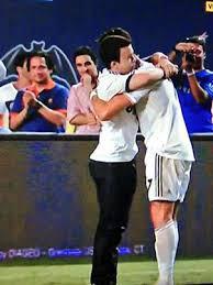 Cristiando Ronaldo abraza a un aficionado espontáneo que entró  a la cancha