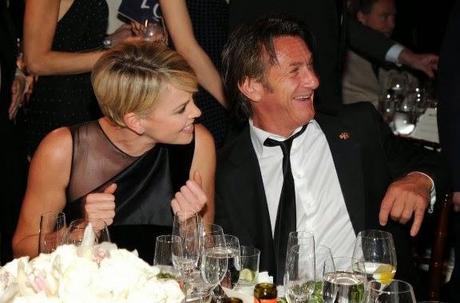 Charlize Theron, de Givenchy, con Sean Penn en la Help Haití Home Gala