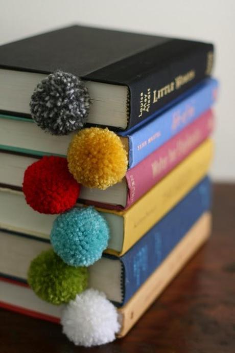 DIY...MARCA PAGINAS CON POMPONES DE LANA