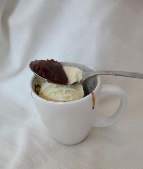 Bizcocho de chocolate en taza en 3 minutos (Receta en microondas)