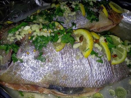 Besugo al horno con hierbas aromáticas y guindilla