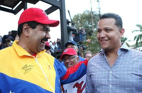Maduro ahora juega softbol por la paz !!