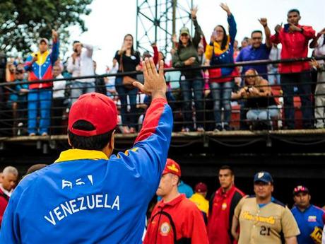 Maduro ahora juega softbol por la paz !!