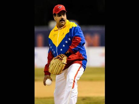 Maduro ahora juega softbol por la paz !!