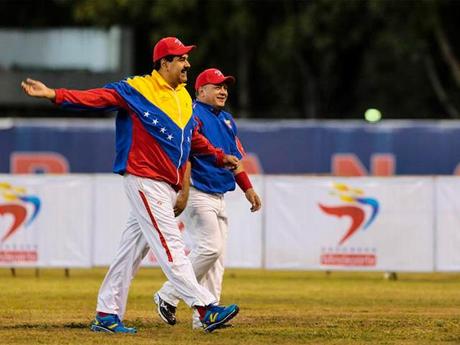 Maduro ahora juega softbol por la paz !!