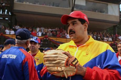 Maduro ahora juega softbol por la paz !!