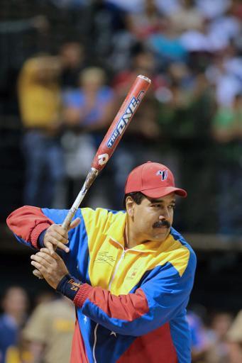 Maduro ahora juega softbol por la paz !!